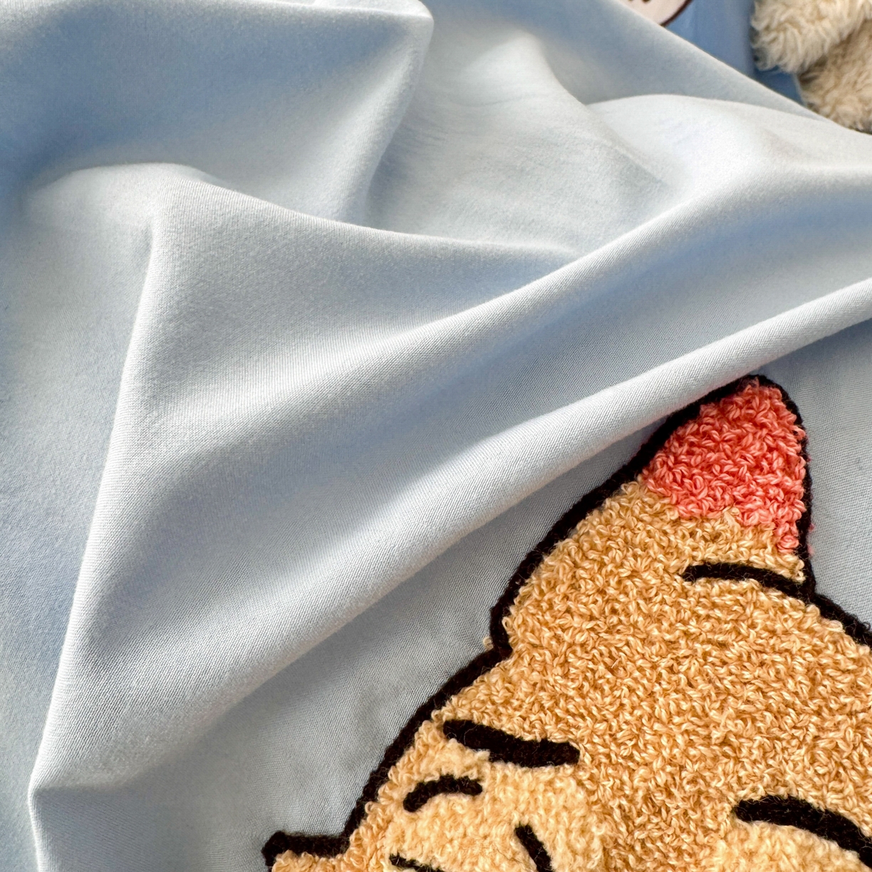 91家纺网 家纺一手货源 找家纺 一霖家纺 2026新款云朵棉毛巾绣小清新猫咪系列四件套 心动朱迪