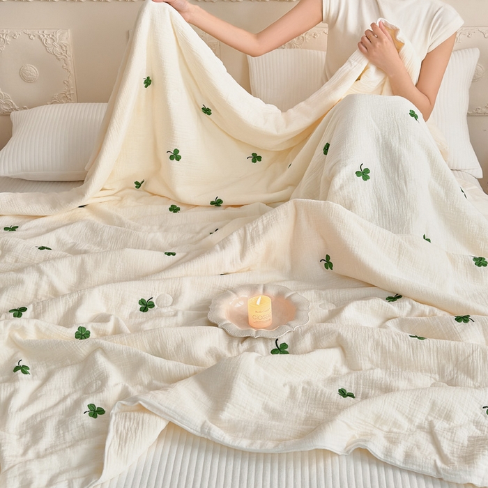 91家纺网 家纺一手货源 找家纺 宇航家纺 2026新款全棉纯棉皱皱纱刺绣款夏被夏凉被空调被床盖四件套 三叶草