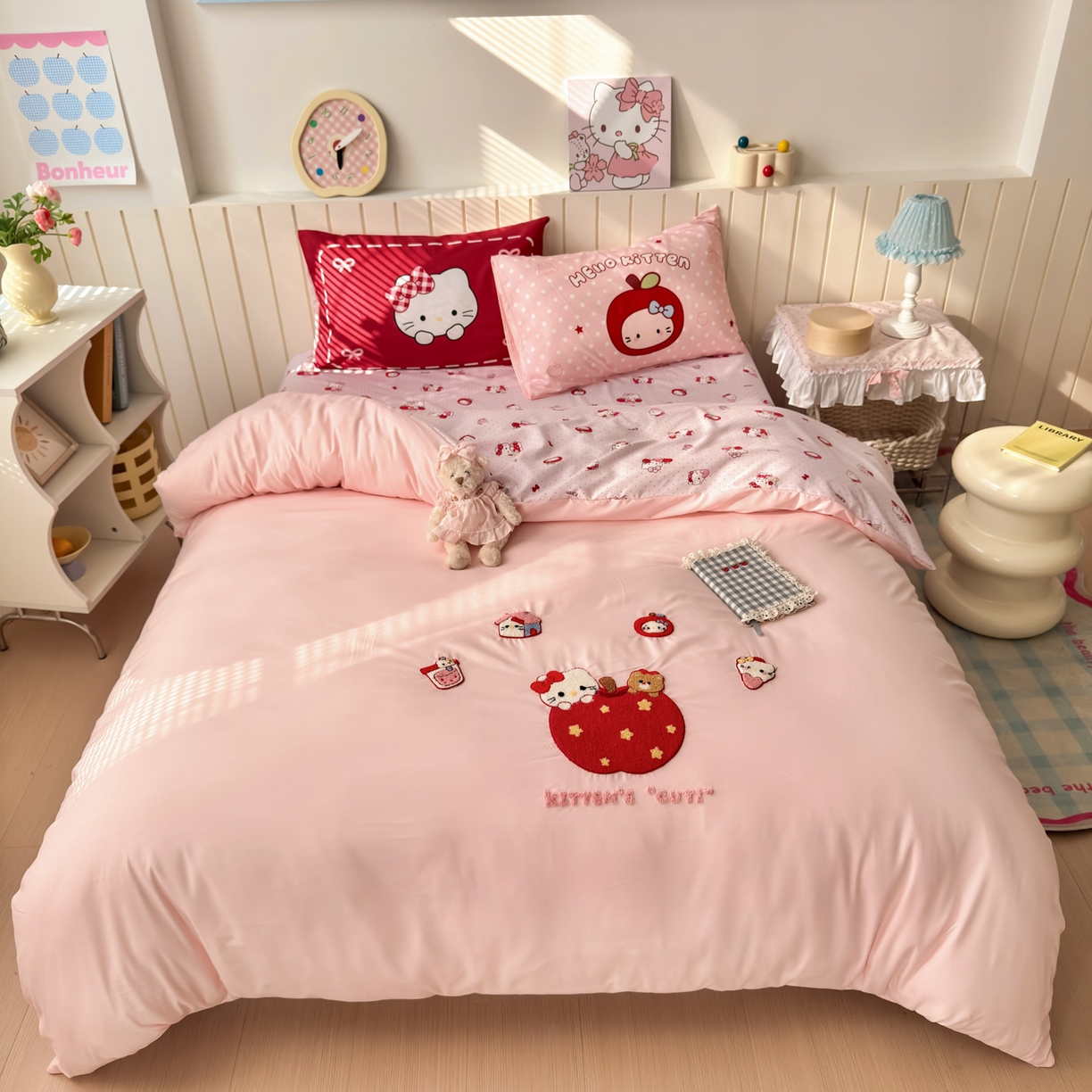 91家纺网 家纺一手货源 找家纺 一霖家纺 2026新款云朵棉毛巾绣小清新猫咪系列四件套 星星苹果猫