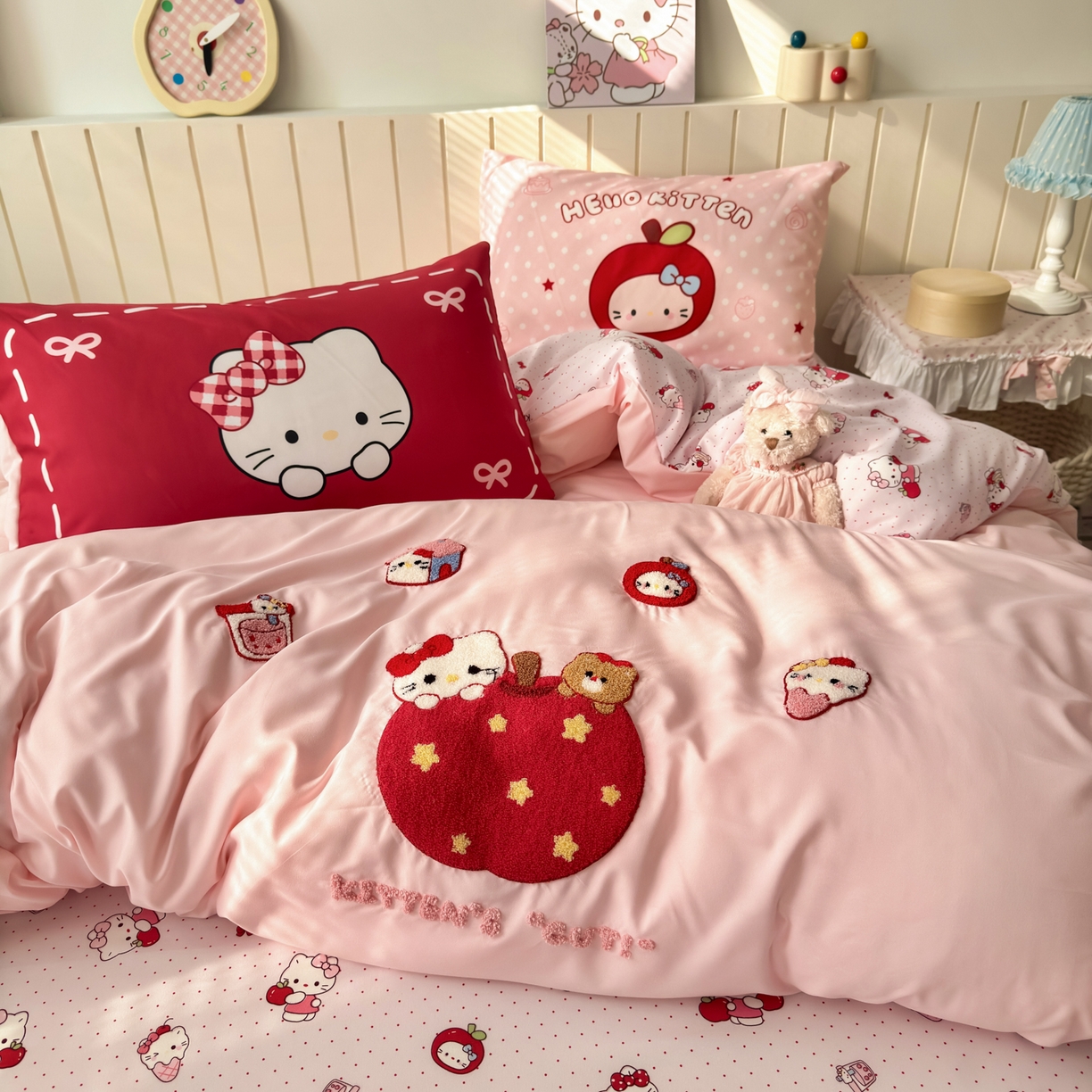 91家纺网 家纺一手货源 找家纺 一霖家纺 2026新款云朵棉毛巾绣小清新猫咪系列四件套 星星苹果猫