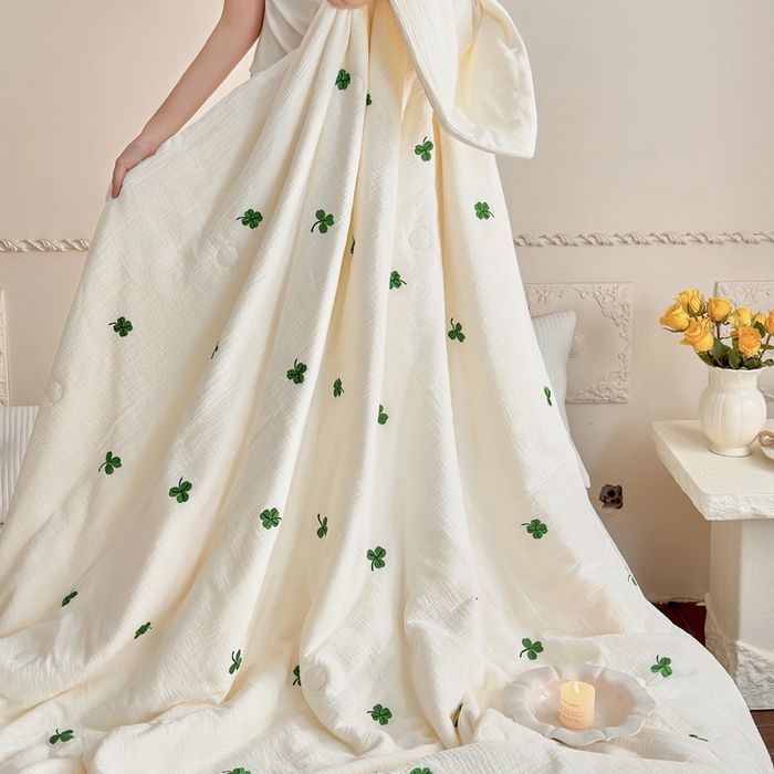 91家纺网 家纺一手货源 找家纺 宇航家纺 2026新款全棉纯棉皱皱纱刺绣款夏被夏凉被空调被床盖四件套 三叶草