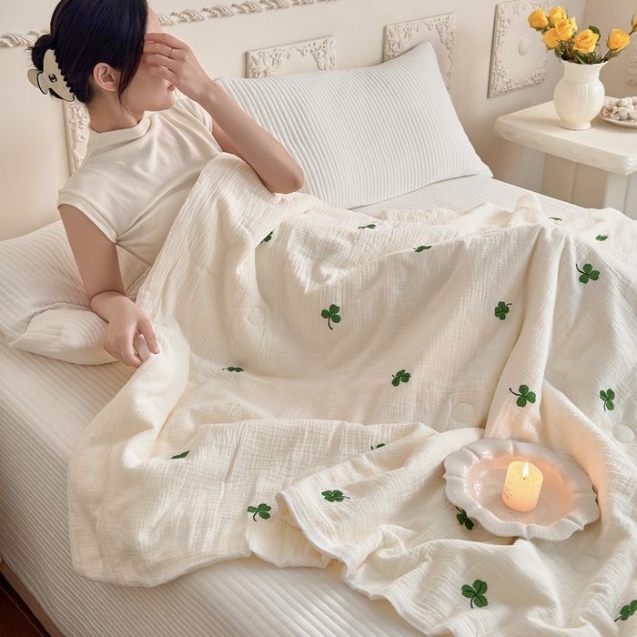 91家纺网 家纺一手货源 找家纺 宇航家纺 2026新款全棉纯棉皱皱纱刺绣款夏被夏凉被空调被床盖四件套 三叶草