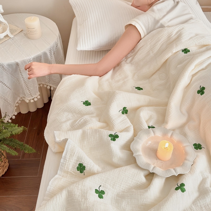 91家纺网 家纺一手货源 找家纺 宇航家纺 2026新款全棉纯棉皱皱纱刺绣款夏被夏凉被空调被床盖四件套 三叶草