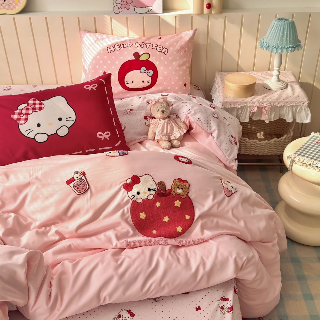 91家纺网 家纺一手货源 找家纺 一霖家纺 2026新款云朵棉毛巾绣小清新猫咪系列四件套 星星苹果猫