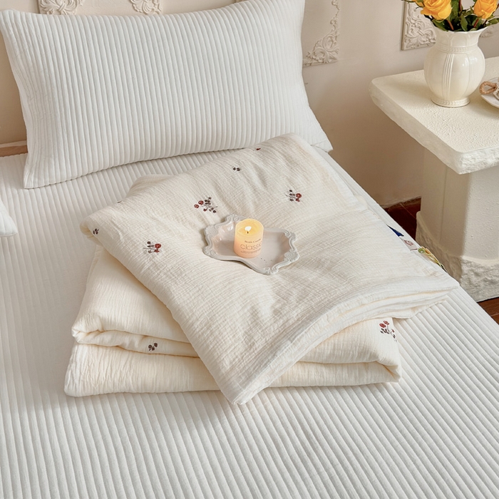 91家纺网 家纺一手货源 找家纺 宇航家纺 2026新款全棉纯棉皱皱纱刺绣款夏被夏凉被空调被床盖四件套 小玫瑰