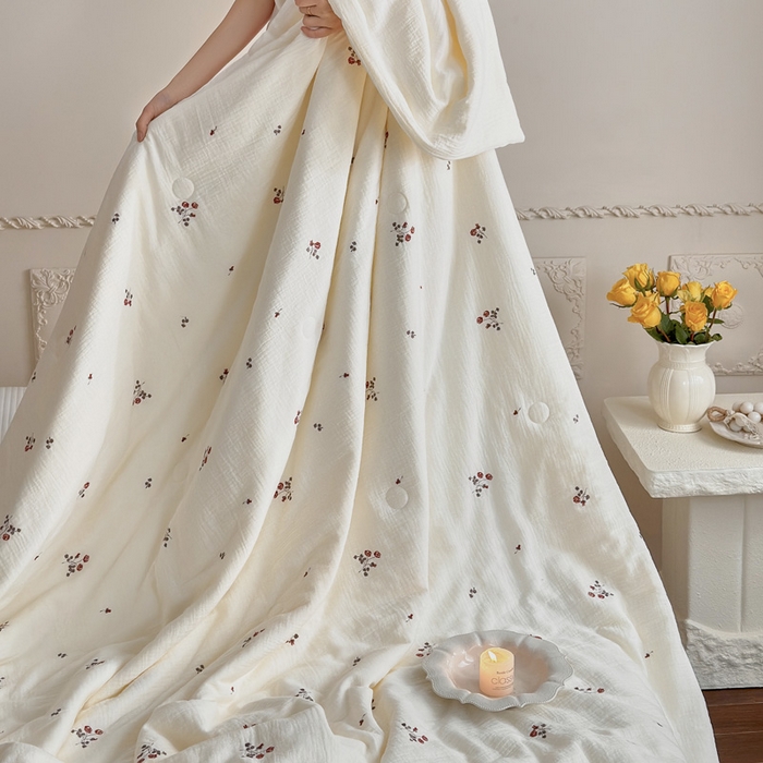 91家纺网 家纺一手货源 找家纺 宇航家纺 2026新款全棉纯棉皱皱纱刺绣款夏被夏凉被空调被床盖四件套 小玫瑰