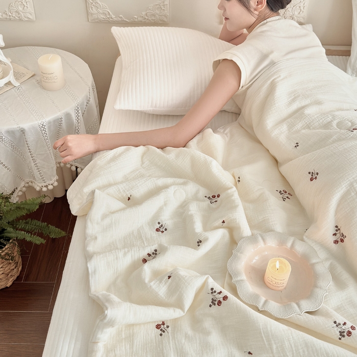 91家纺网 家纺一手货源 找家纺 宇航家纺 2026新款全棉纯棉皱皱纱刺绣款夏被夏凉被空调被床盖四件套 小玫瑰