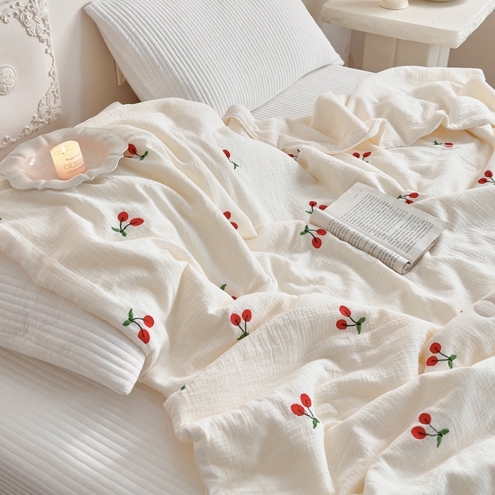 91家纺网 家纺一手货源 找家纺 宇航家纺 2026新款全棉纯棉皱皱纱刺绣款夏被夏凉被空调被床盖四件套 小樱桃