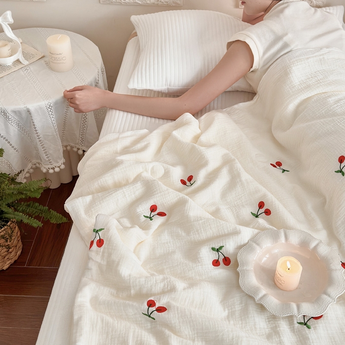 91家纺网 家纺一手货源 找家纺 宇航家纺 2026新款全棉纯棉皱皱纱刺绣款夏被夏凉被空调被床盖四件套 小樱桃