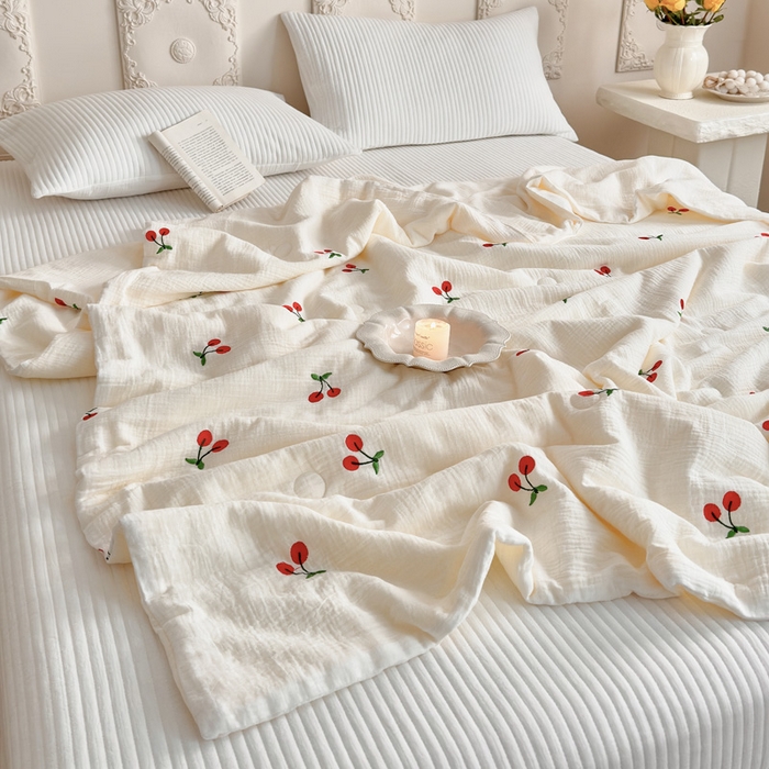 91家纺网 家纺一手货源 找家纺 宇航家纺 2026新款全棉纯棉皱皱纱刺绣款夏被夏凉被空调被床盖四件套 小樱桃