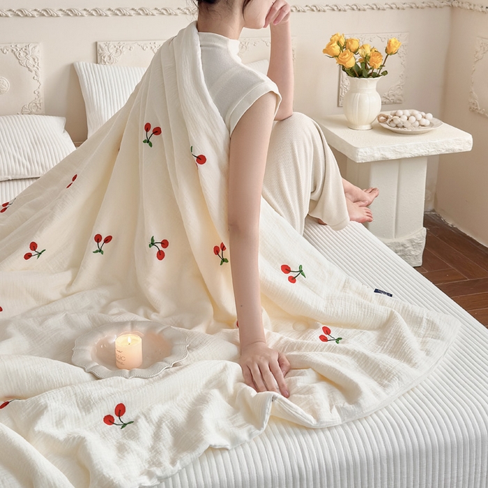 91家纺网 家纺一手货源 找家纺 宇航家纺 2026新款全棉纯棉皱皱纱刺绣款夏被夏凉被空调被床盖四件套 小樱桃