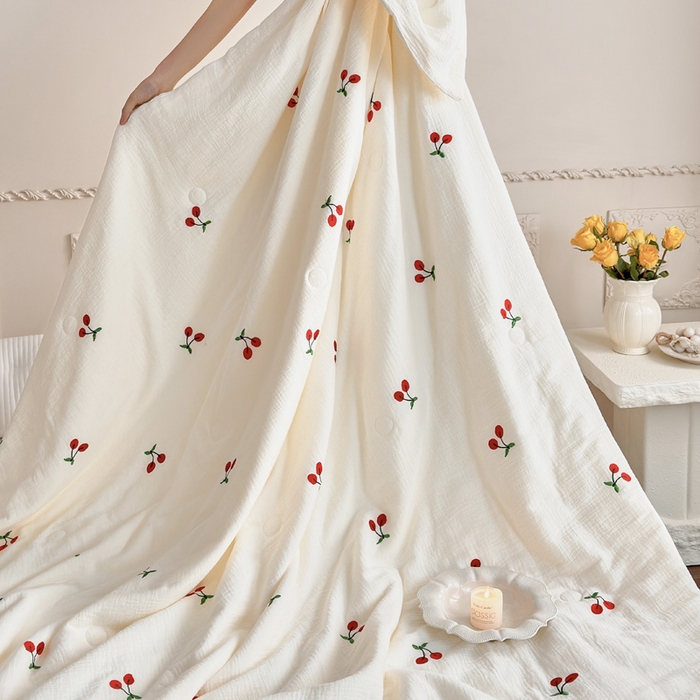 91家纺网 家纺一手货源 找家纺 宇航家纺 2026新款全棉纯棉皱皱纱刺绣款夏被夏凉被空调被床盖四件套 小樱桃