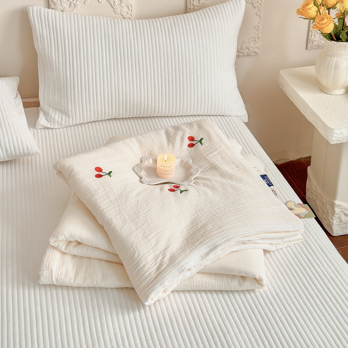 91家纺网 家纺一手货源 找家纺 宇航家纺 2026新款全棉纯棉皱皱纱刺绣款夏被夏凉被空调被床盖四件套 小樱桃