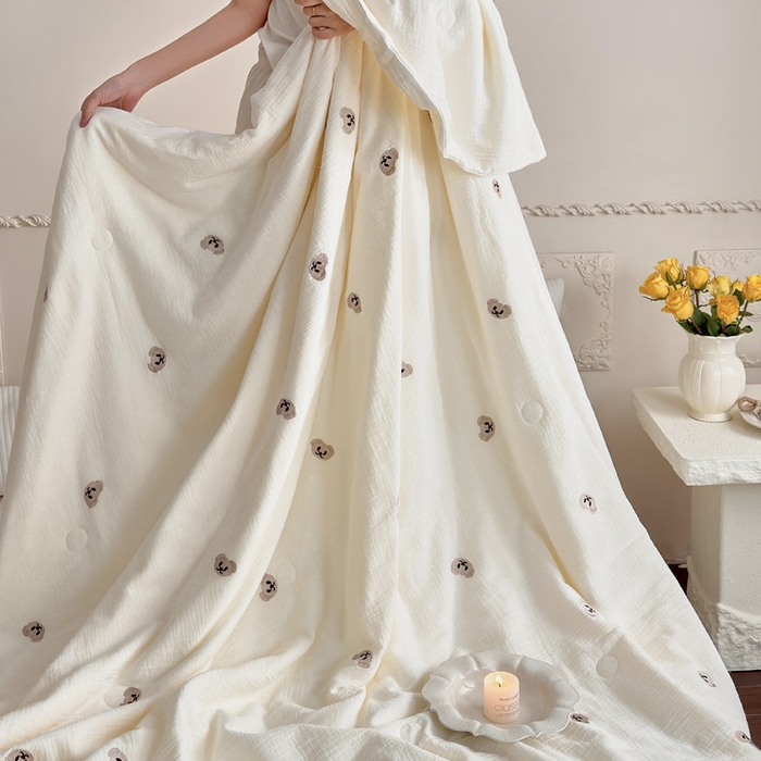 91家纺网 家纺一手货源 找家纺 宇航家纺 2026新款全棉纯棉皱皱纱刺绣款夏被夏凉被空调被床盖四件套 幸运熊