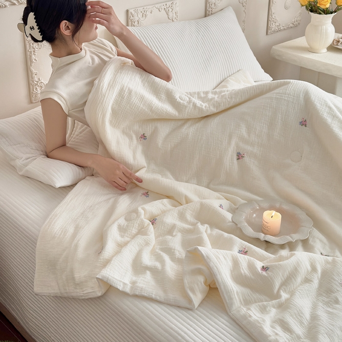 91家纺网 家纺一手货源 找家纺 宇航家纺 2026新款全棉纯棉皱皱纱刺绣款夏被夏凉被空调被床盖四件套 云裳