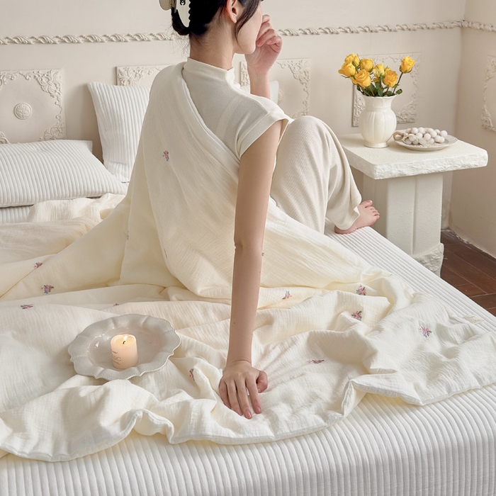 91家纺网 家纺一手货源 找家纺 宇航家纺 2026新款全棉纯棉皱皱纱刺绣款夏被夏凉被空调被床盖四件套 云裳