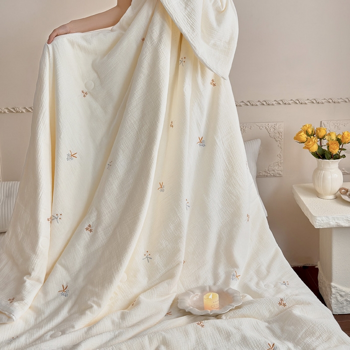 91家纺网 家纺一手货源 找家纺 宇航家纺 2026新款全棉纯棉皱皱纱刺绣款夏被夏凉被空调被床盖四件套 枝意