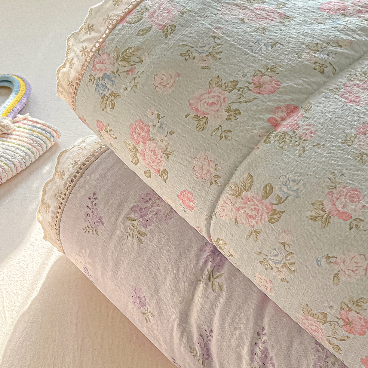 91家纺网 家纺一手货源 找家纺 罗亿家纺 2026新款全棉镂空花边云感双层纱夏被四件套 组合图仅展示