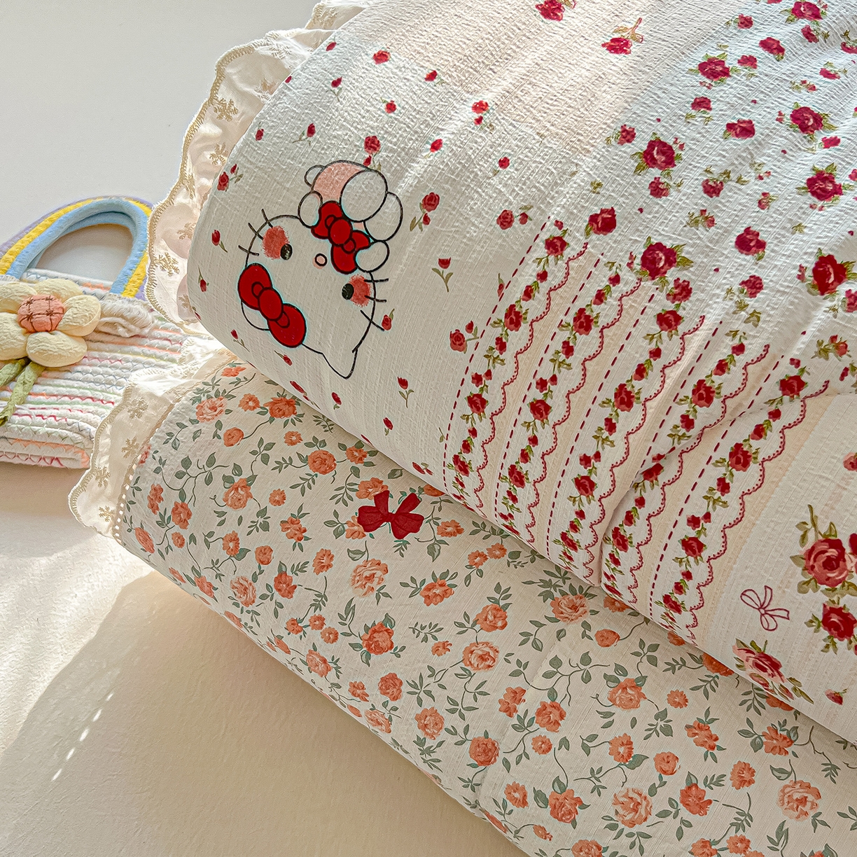 91家纺网 家纺一手货源 找家纺 罗亿家纺 2026新款全棉镂空花边云感双层纱夏被四件套 组合图仅展示