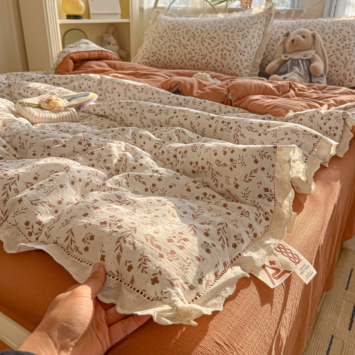 91家纺网 家纺一手货源 找家纺 罗亿家纺 2026新款全棉镂空花边云感双层纱夏被四件套 枝蔓