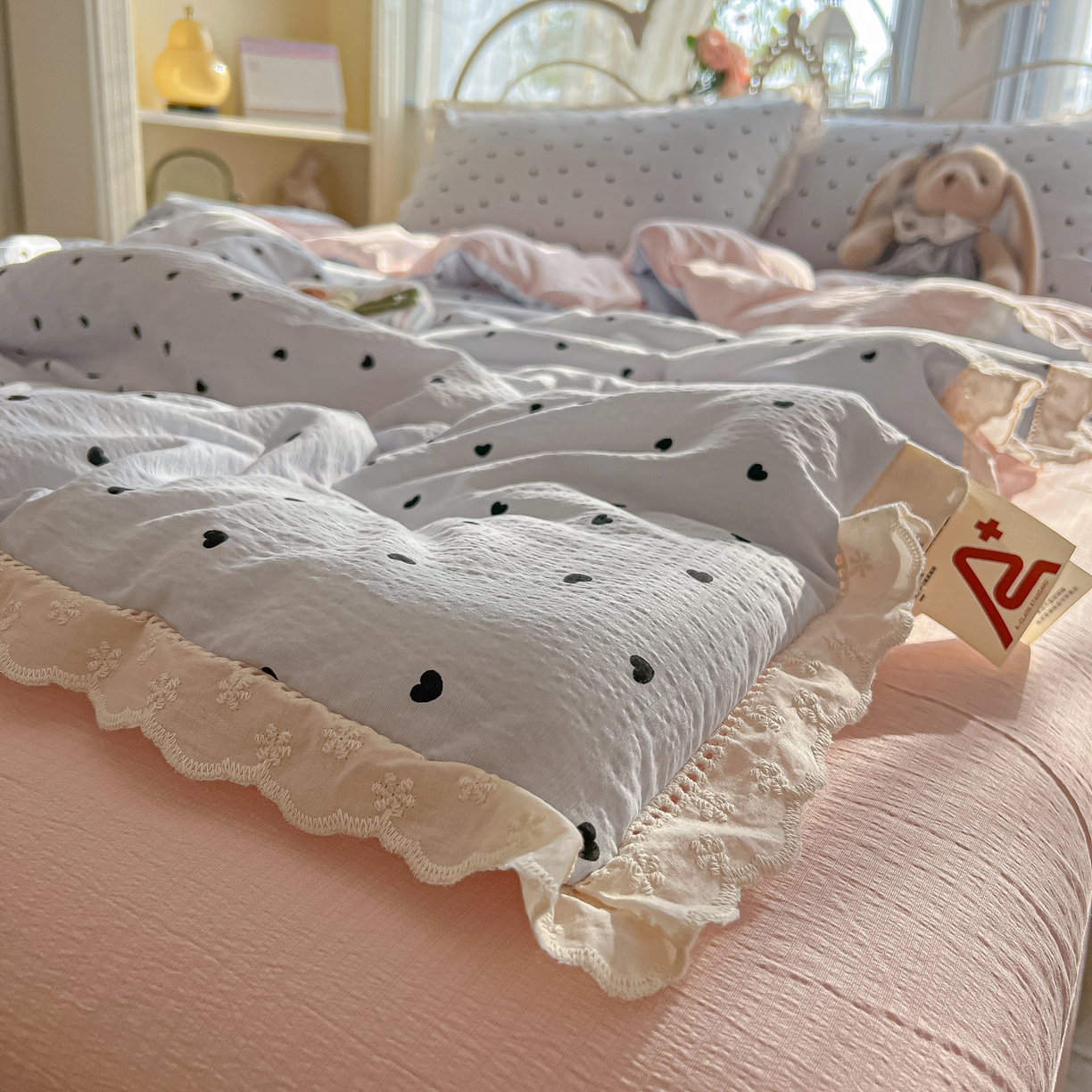 91家纺网 家纺一手货源 找家纺 罗亿家纺 2026新款全棉镂空花边云感双层纱夏被四件套 海盐甜心