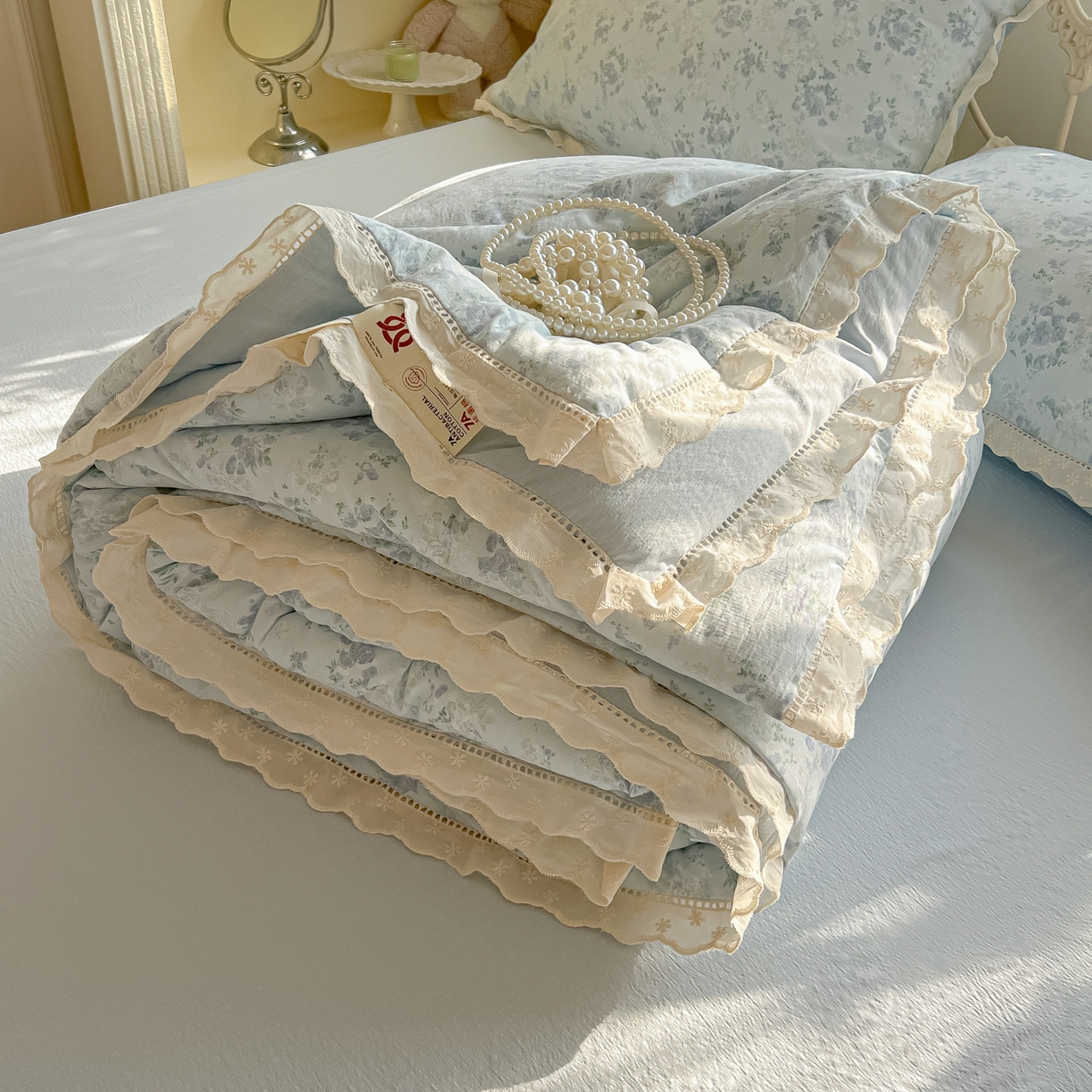 91家纺网 家纺一手货源 找家纺 罗亿家纺 2026新款全棉镂空花边云感双层纱夏被四件套 蓝萱