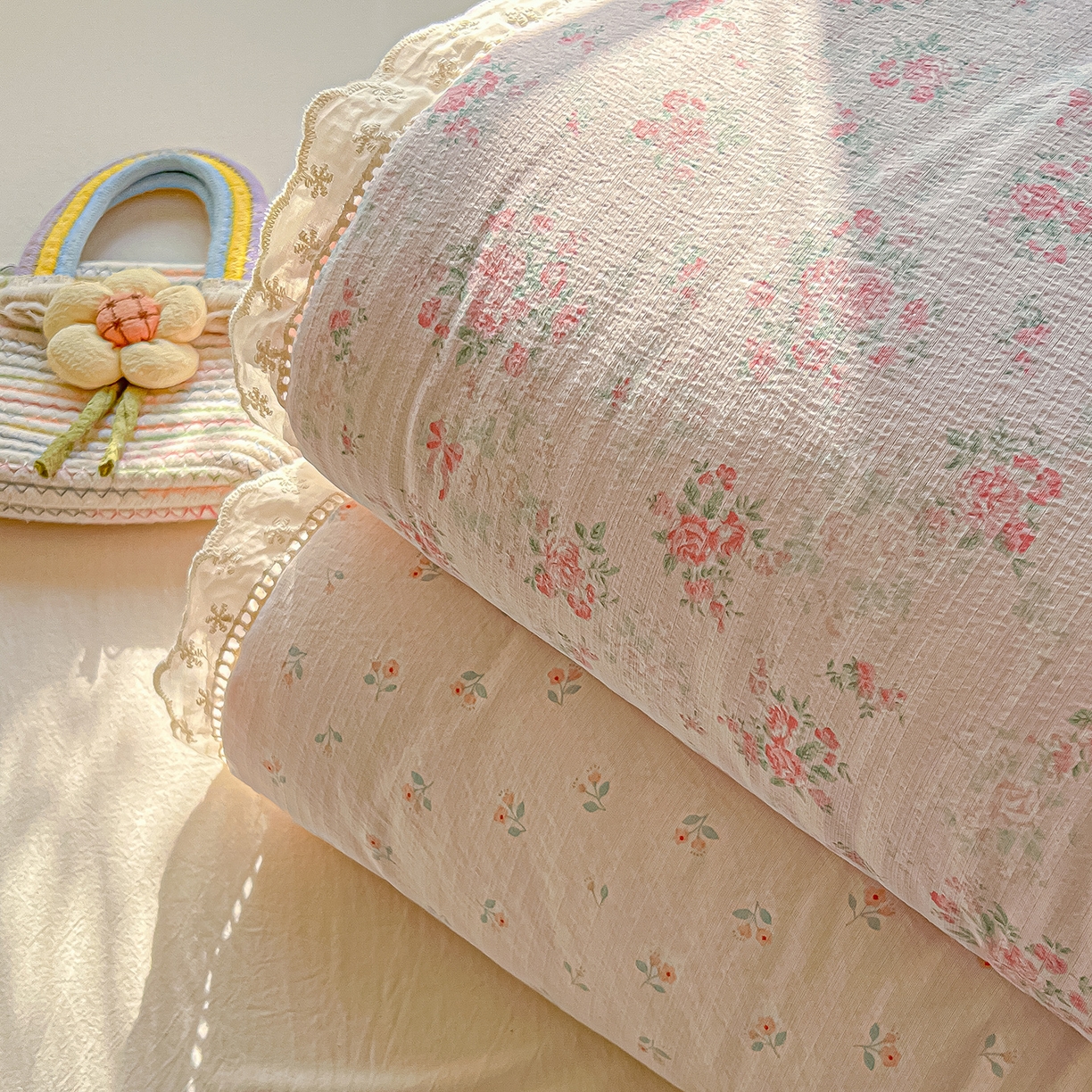 91家纺网 家纺一手货源 找家纺 罗亿家纺 2026新款全棉镂空花边云感双层纱夏被四件套 组合图仅展示