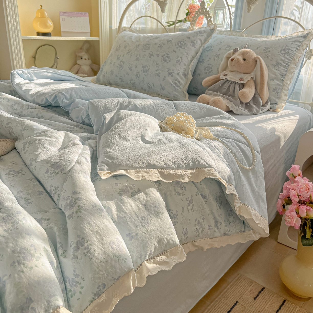 91家纺网 家纺一手货源 找家纺 罗亿家纺 2026新款全棉镂空花边云感双层纱夏被四件套 蓝萱