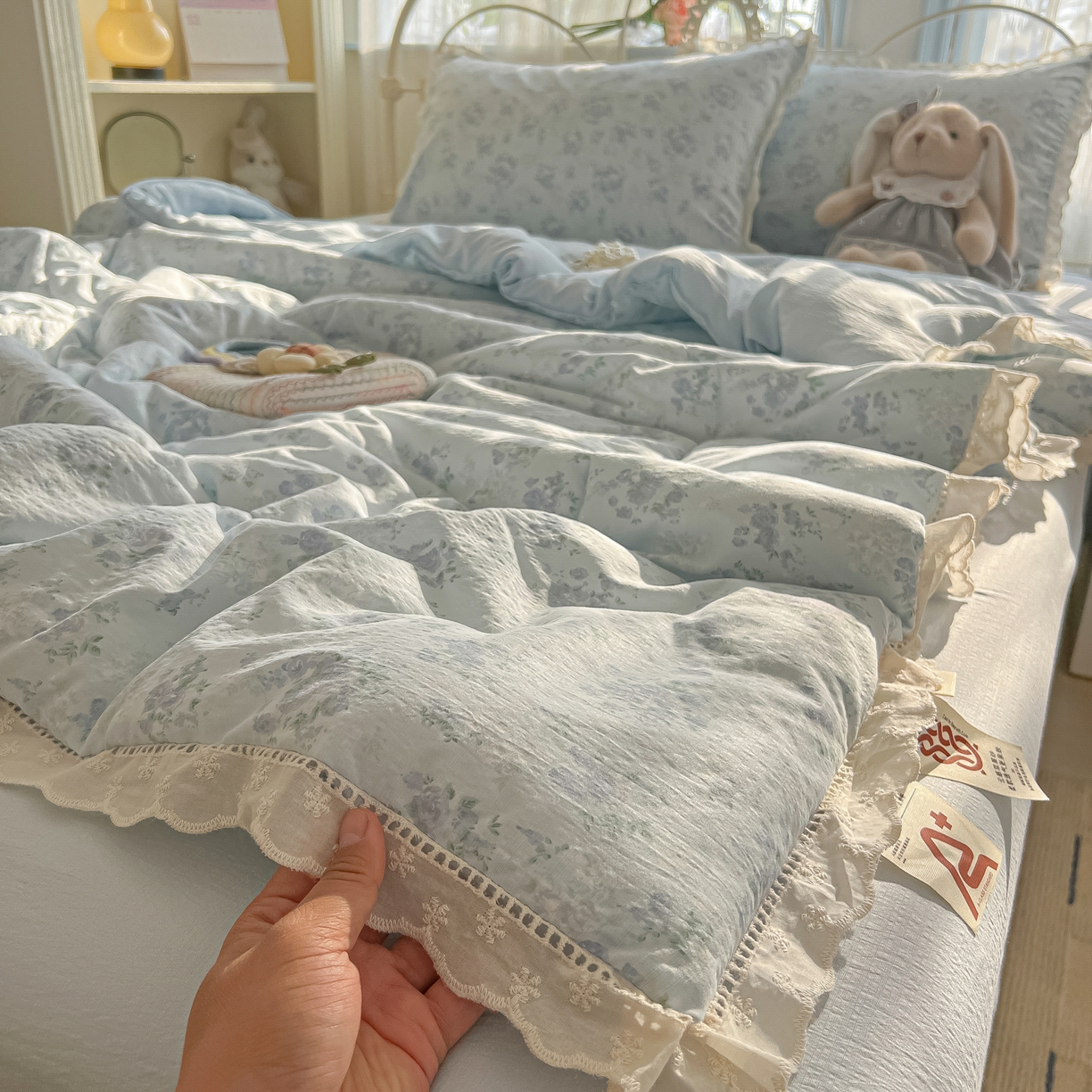 91家纺网 家纺一手货源 找家纺 罗亿家纺 2026新款全棉镂空花边云感双层纱夏被四件套 蓝萱