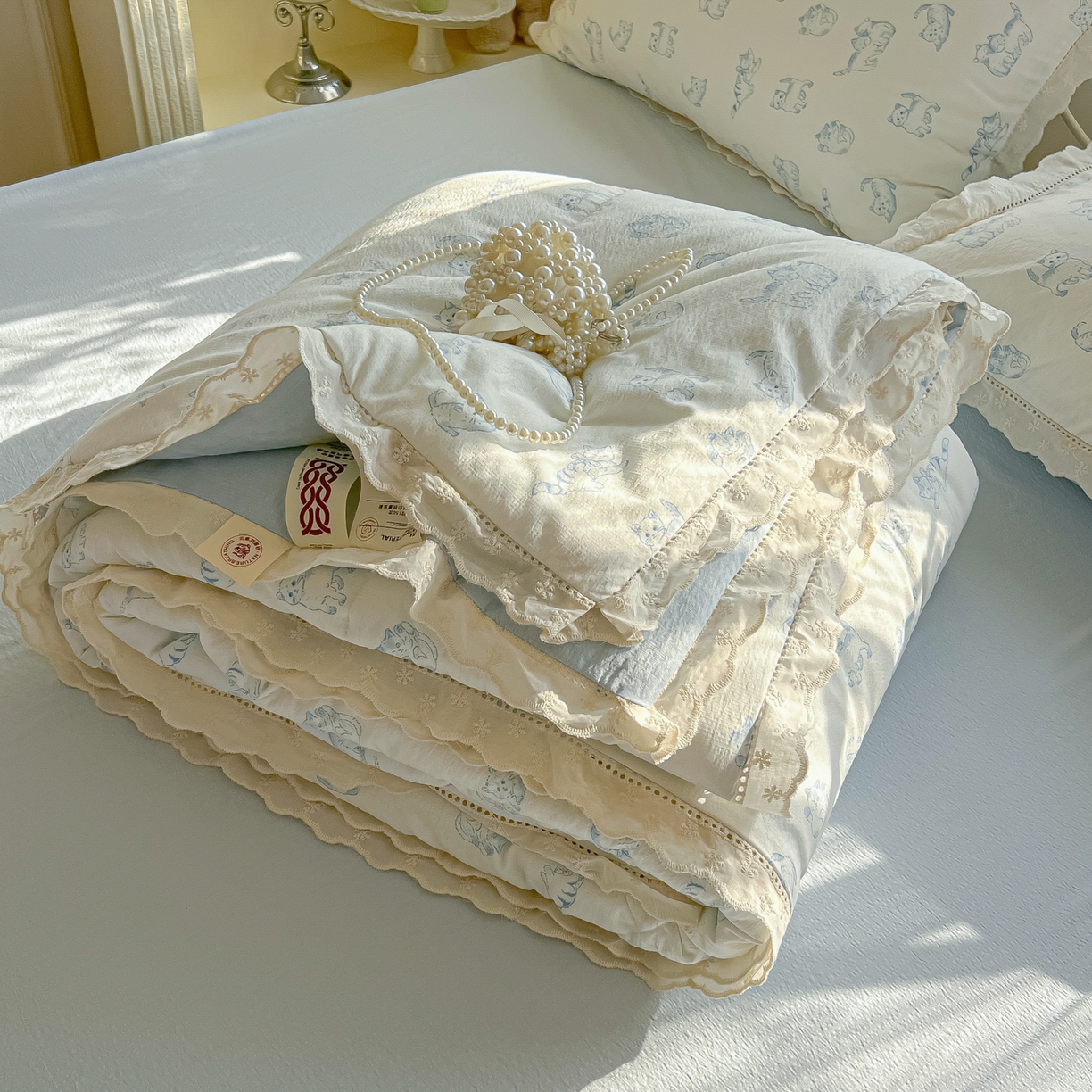 91家纺网 家纺一手货源 找家纺 罗亿家纺 2026新款全棉镂空花边云感双层纱夏被四件套 韩范小猫