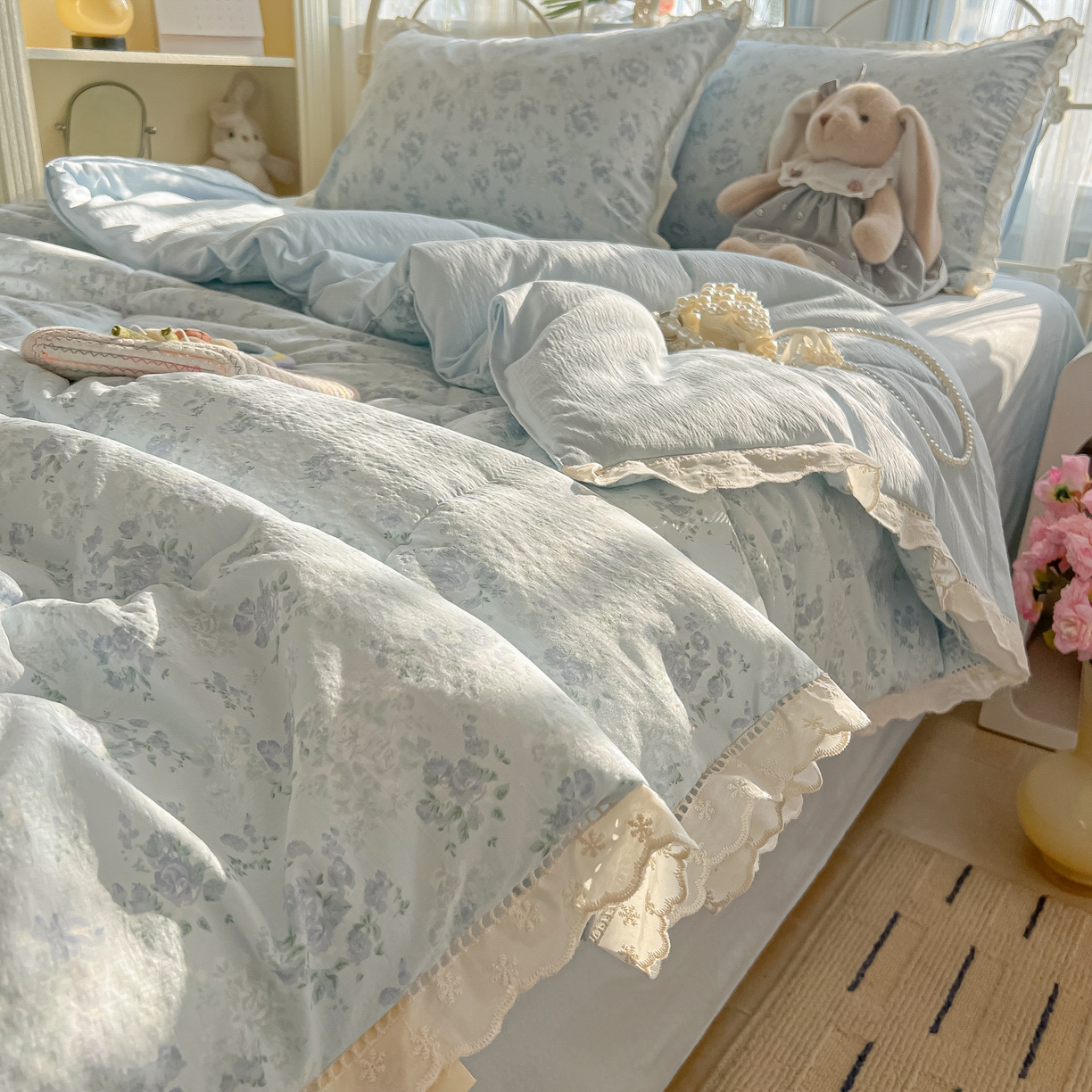 91家纺网 家纺一手货源 找家纺 罗亿家纺 2026新款全棉镂空花边云感双层纱夏被四件套 蓝萱