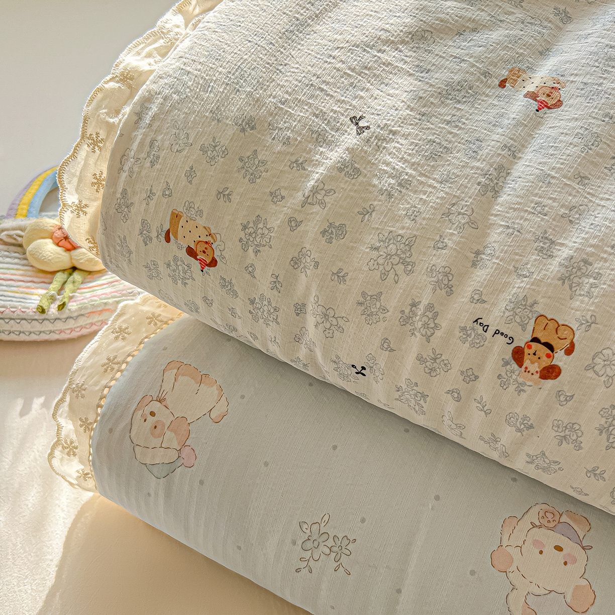 91家纺网 家纺一手货源 找家纺 罗亿家纺 2026新款全棉镂空花边云感双层纱夏被四件套 组合图仅展示