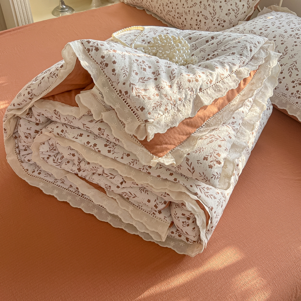 91家纺网 家纺一手货源 找家纺 罗亿家纺 2026新款全棉镂空花边云感双层纱夏被四件套 枝蔓