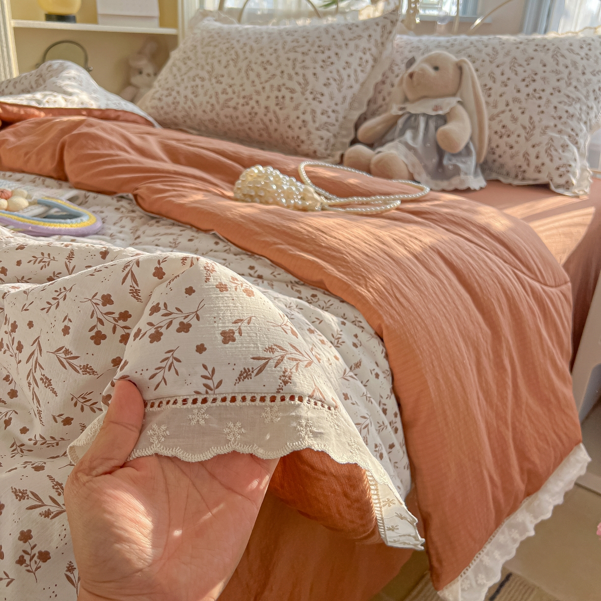 91家纺网 家纺一手货源 找家纺 罗亿家纺 2026新款全棉镂空花边云感双层纱夏被四件套 枝蔓