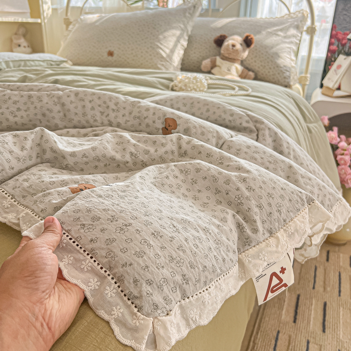 91家纺网 家纺一手货源 找家纺 罗亿家纺 2026新款全棉镂空花边云感双层纱夏被四件套 点点小狗