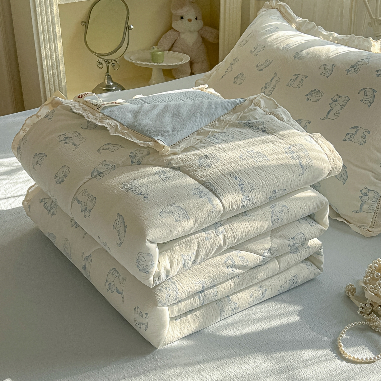 91家纺网 家纺一手货源 找家纺 罗亿家纺 2026新款全棉镂空花边云感双层纱夏被四件套 韩范小猫