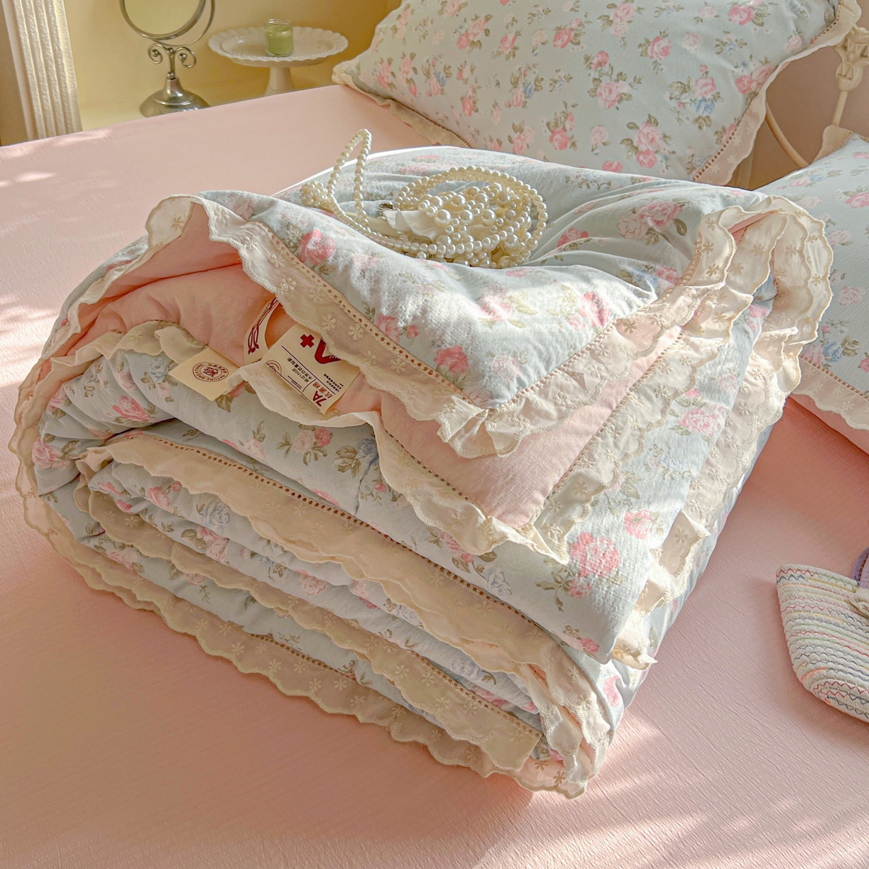 91家纺网 家纺一手货源 找家纺 （总）罗亿家纺 2026新款全棉镂空花边云感双层纱夏被四件套