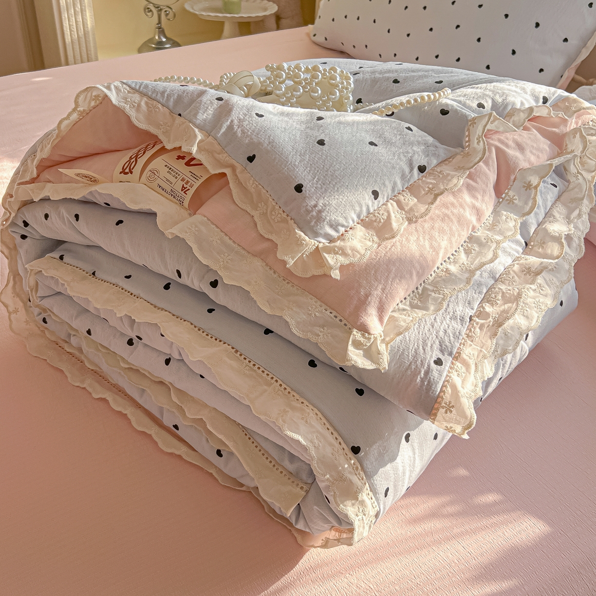 91家纺网 家纺一手货源 找家纺 罗亿家纺 2026新款全棉镂空花边云感双层纱夏被四件套 海盐甜心