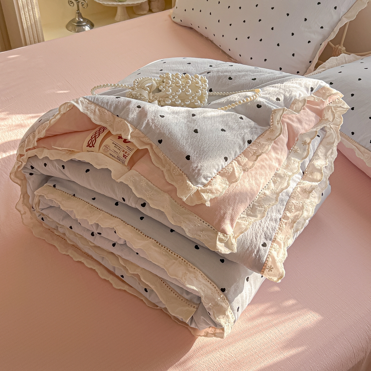 91家纺网 家纺一手货源 找家纺 罗亿家纺 2026新款全棉镂空花边云感双层纱夏被四件套 海盐甜心