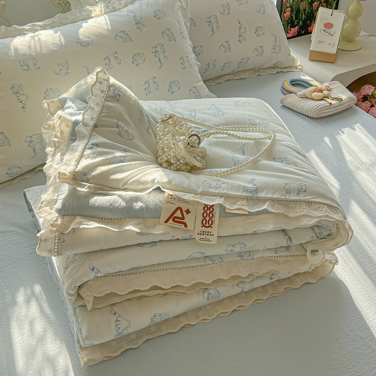 91家纺网 家纺一手货源 找家纺 罗亿家纺 2026新款全棉镂空花边云感双层纱夏被四件套 韩范小猫