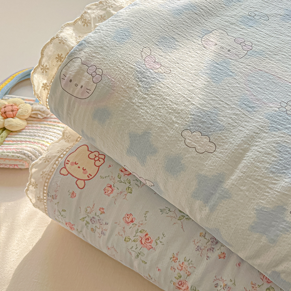 91家纺网 家纺一手货源 找家纺 罗亿家纺 2026新款全棉镂空花边云感双层纱夏被四件套 组合图仅展示