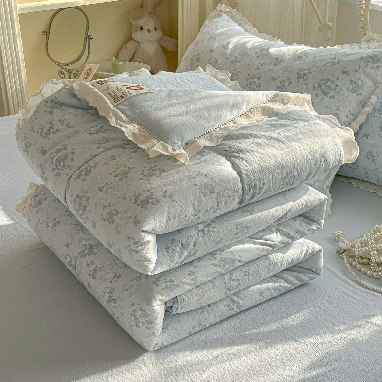 91家纺网 家纺一手货源 找家纺 罗亿家纺 2026新款全棉镂空花边云感双层纱夏被四件套 蓝萱