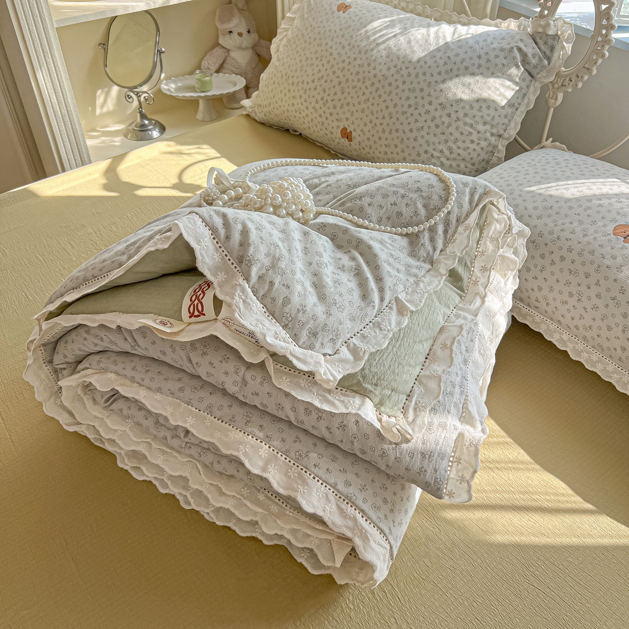 91家纺网 家纺一手货源 找家纺 罗亿家纺 2026新款全棉镂空花边云感双层纱夏被四件套 点点小狗