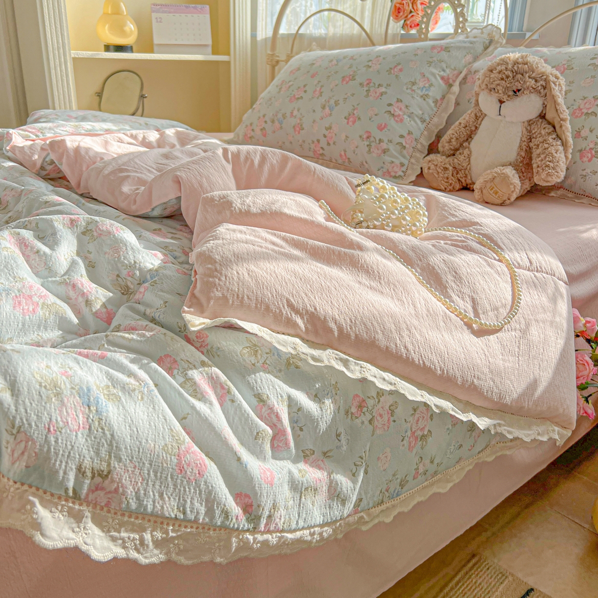 91家纺网 家纺一手货源 找家纺 罗亿家纺 2026新款全棉镂空花边云感双层纱夏被四件套 春日限定