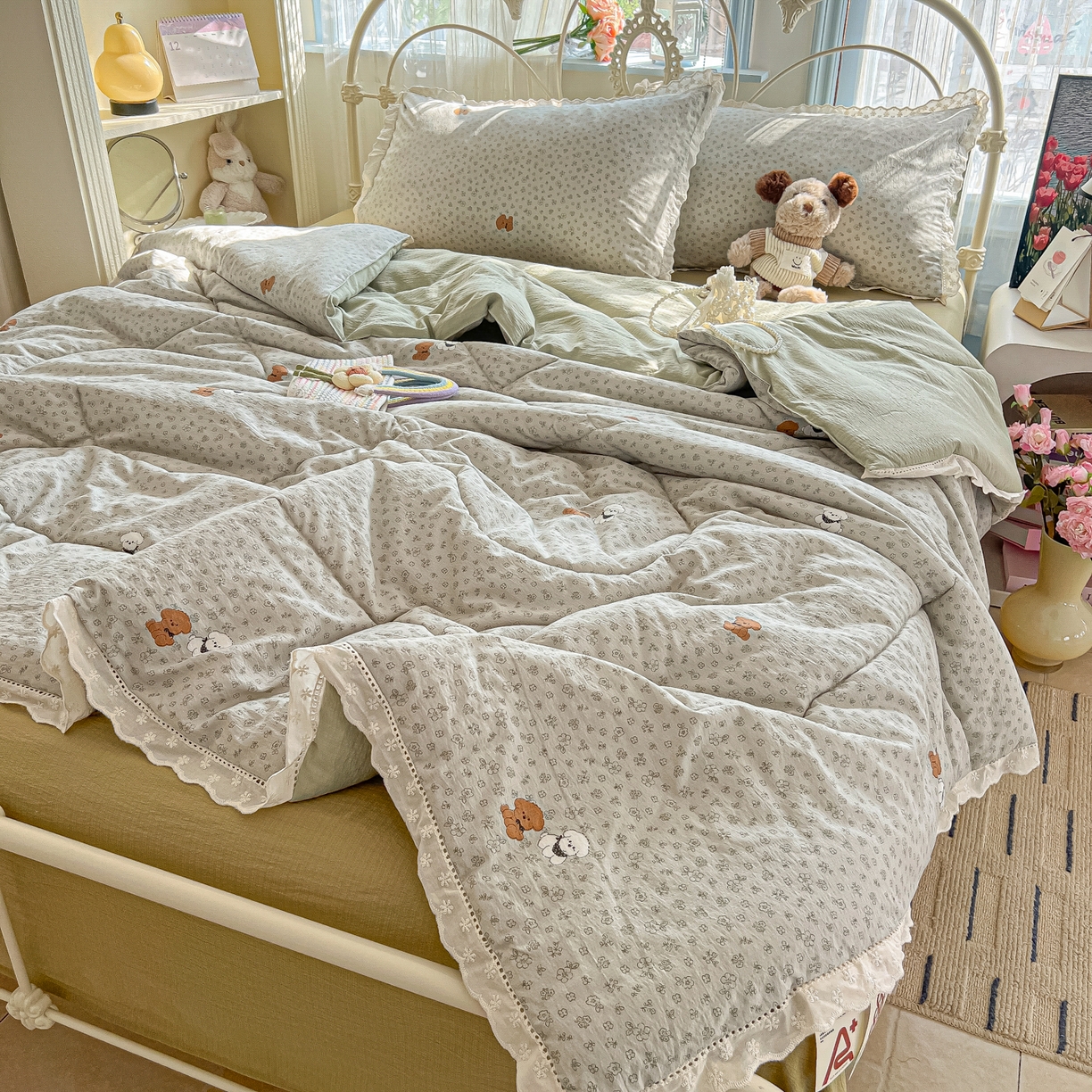 91家纺网 家纺一手货源 找家纺 罗亿家纺 2026新款全棉镂空花边云感双层纱夏被四件套 点点小狗