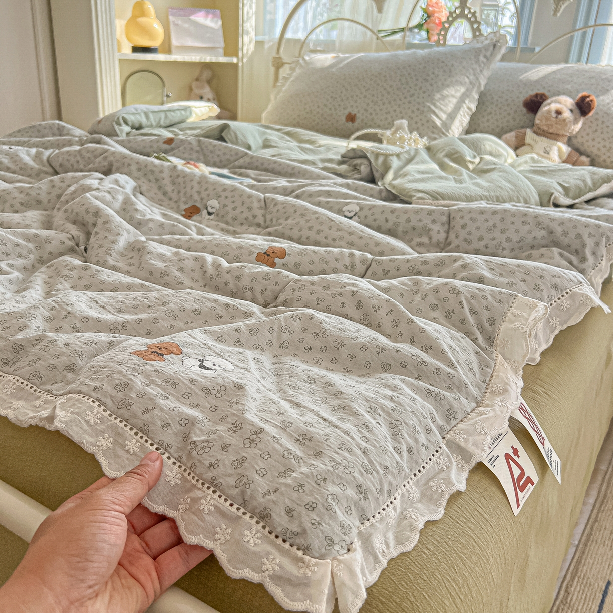 91家纺网 家纺一手货源 找家纺 罗亿家纺 2026新款全棉镂空花边云感双层纱夏被四件套 点点小狗