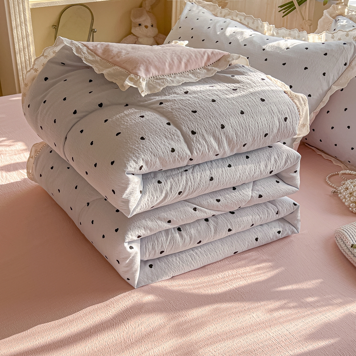 91家纺网 家纺一手货源 找家纺 罗亿家纺 2026新款全棉镂空花边云感双层纱夏被四件套 海盐甜心