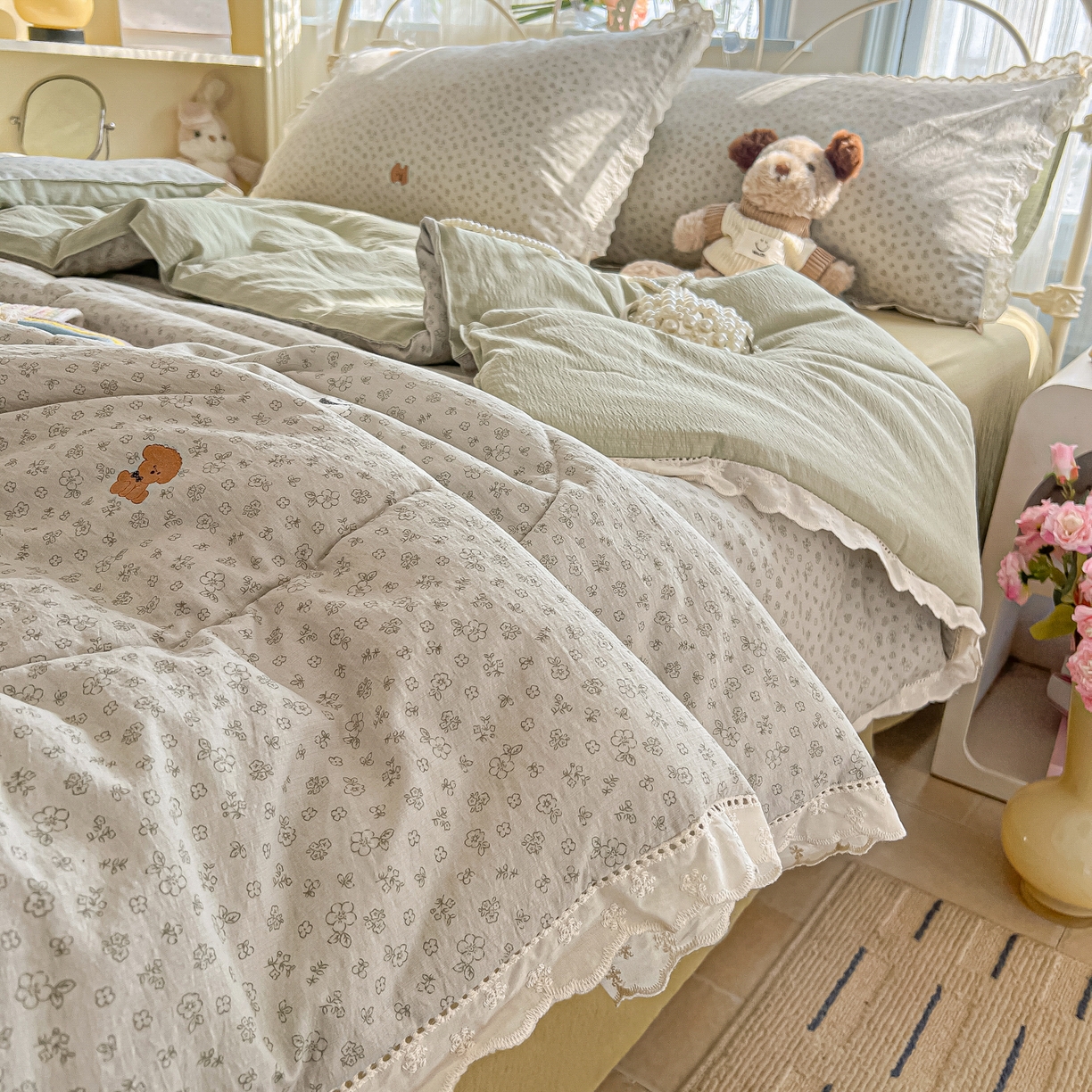 91家纺网 家纺一手货源 找家纺 罗亿家纺 2026新款全棉镂空花边云感双层纱夏被四件套 点点小狗