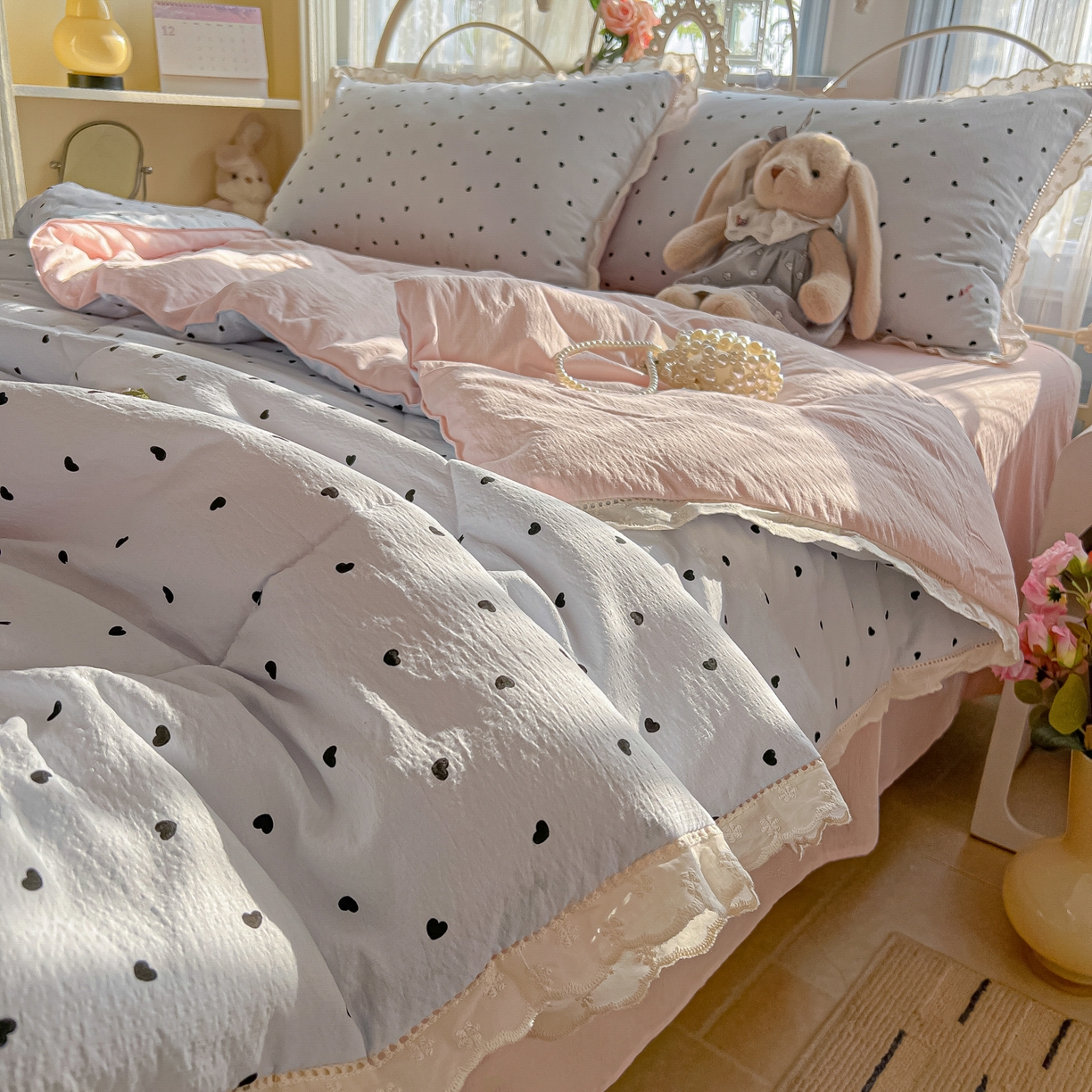91家纺网 家纺一手货源 找家纺 罗亿家纺 2026新款全棉镂空花边云感双层纱夏被四件套 海盐甜心