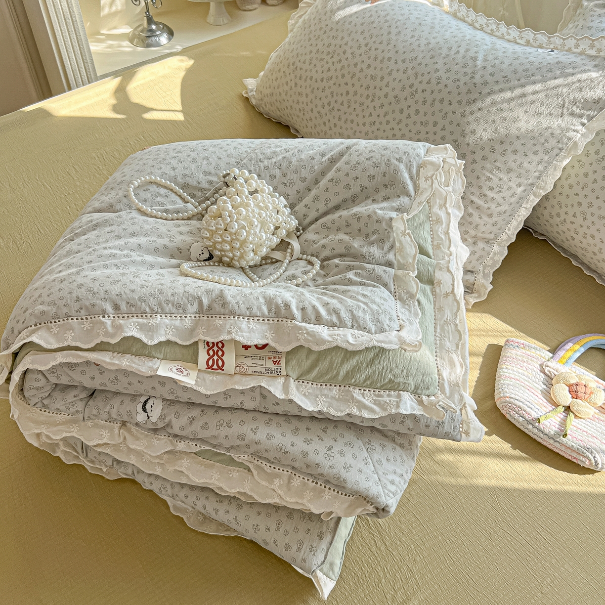 91家纺网 家纺一手货源 找家纺 罗亿家纺 2026新款全棉镂空花边云感双层纱夏被四件套 点点小狗